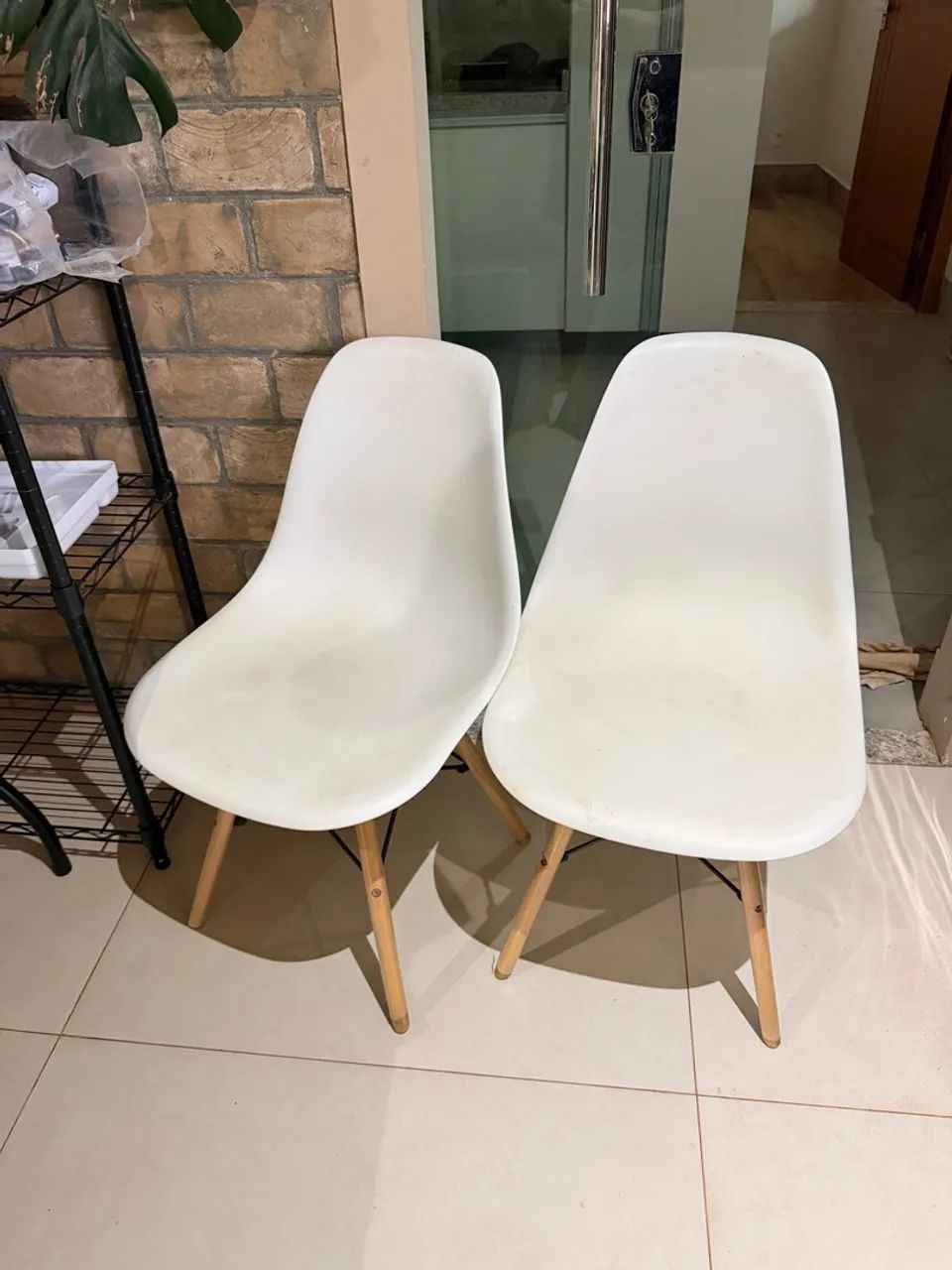 Cadeiras Brancas Eames Mobly