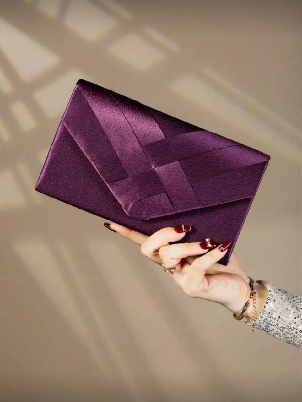 Bolsa de festa roxa tipo envelope 