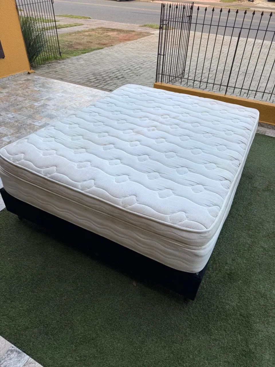 Colchão Queen MAXFLEX USADO COM BASE - Entrego!!  - Foto 3