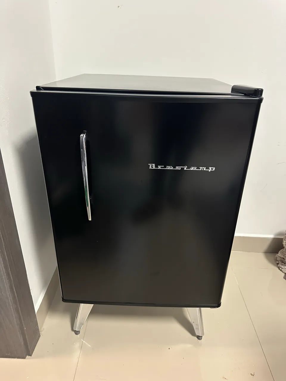 Frigobar retrô preto Brastemp 