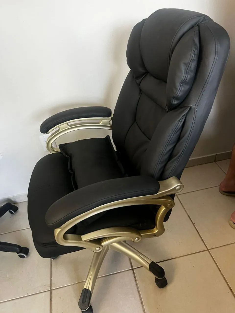 Cadeira Presidente Luxo - Ergonômica e Elegante (Preto e Dourado) - Foto 2