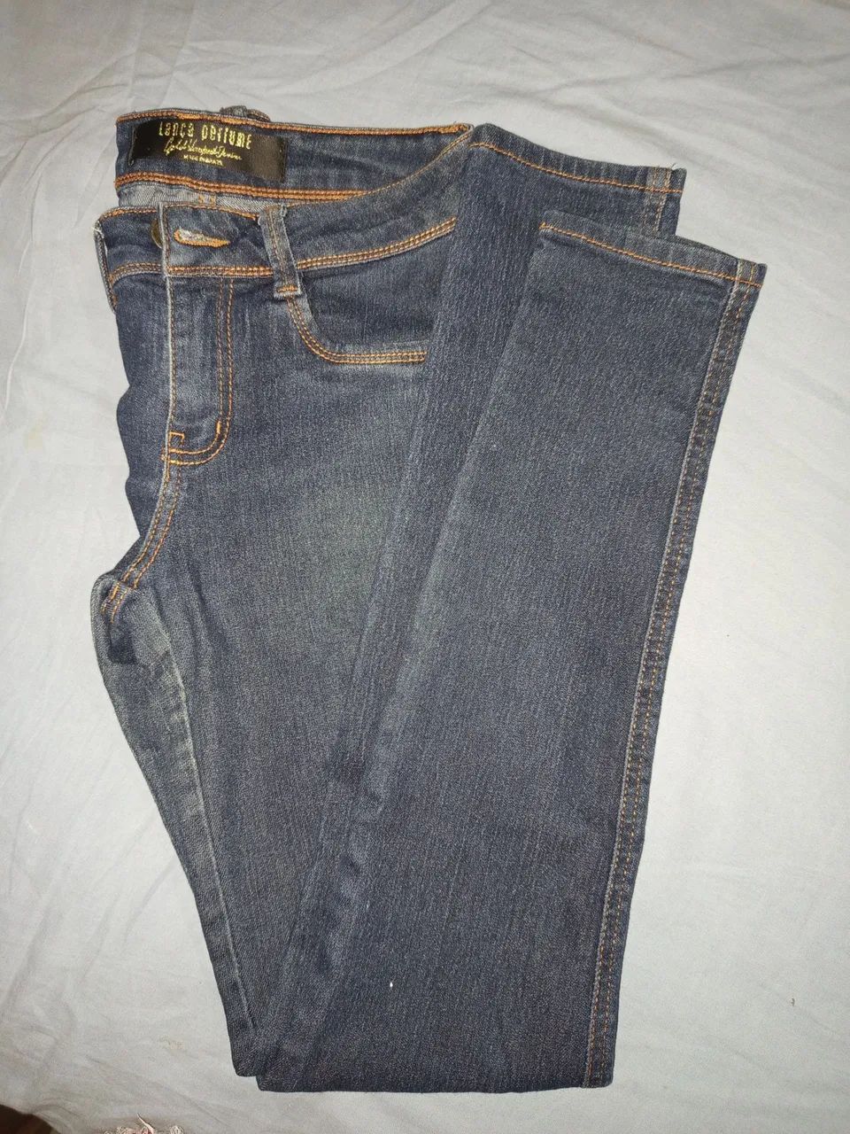 Calça jeans lança perfume 