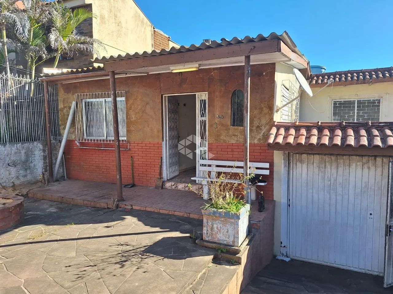 Casa residencial com duas edificações.