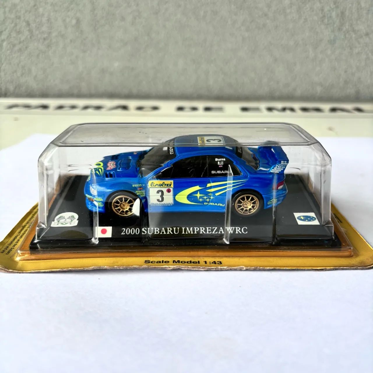 Miniatura Subaru Impreza WRC 2000 - Escala 1:43 com Base e Caixa