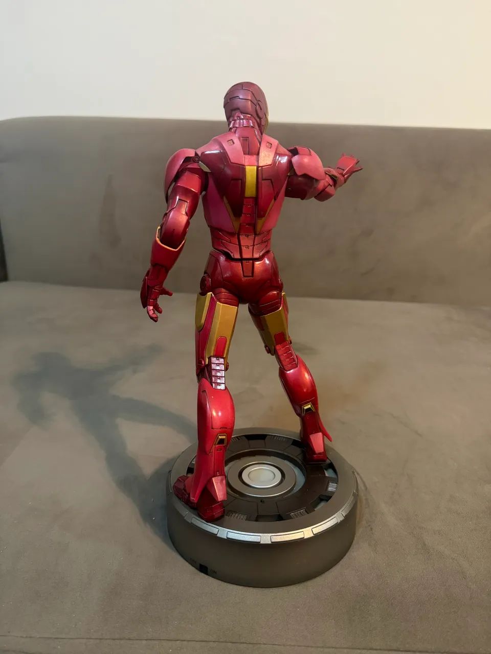 Iron Man (Homem de Ferro) - Miniatura Articulada com Base LED - Foto 3
