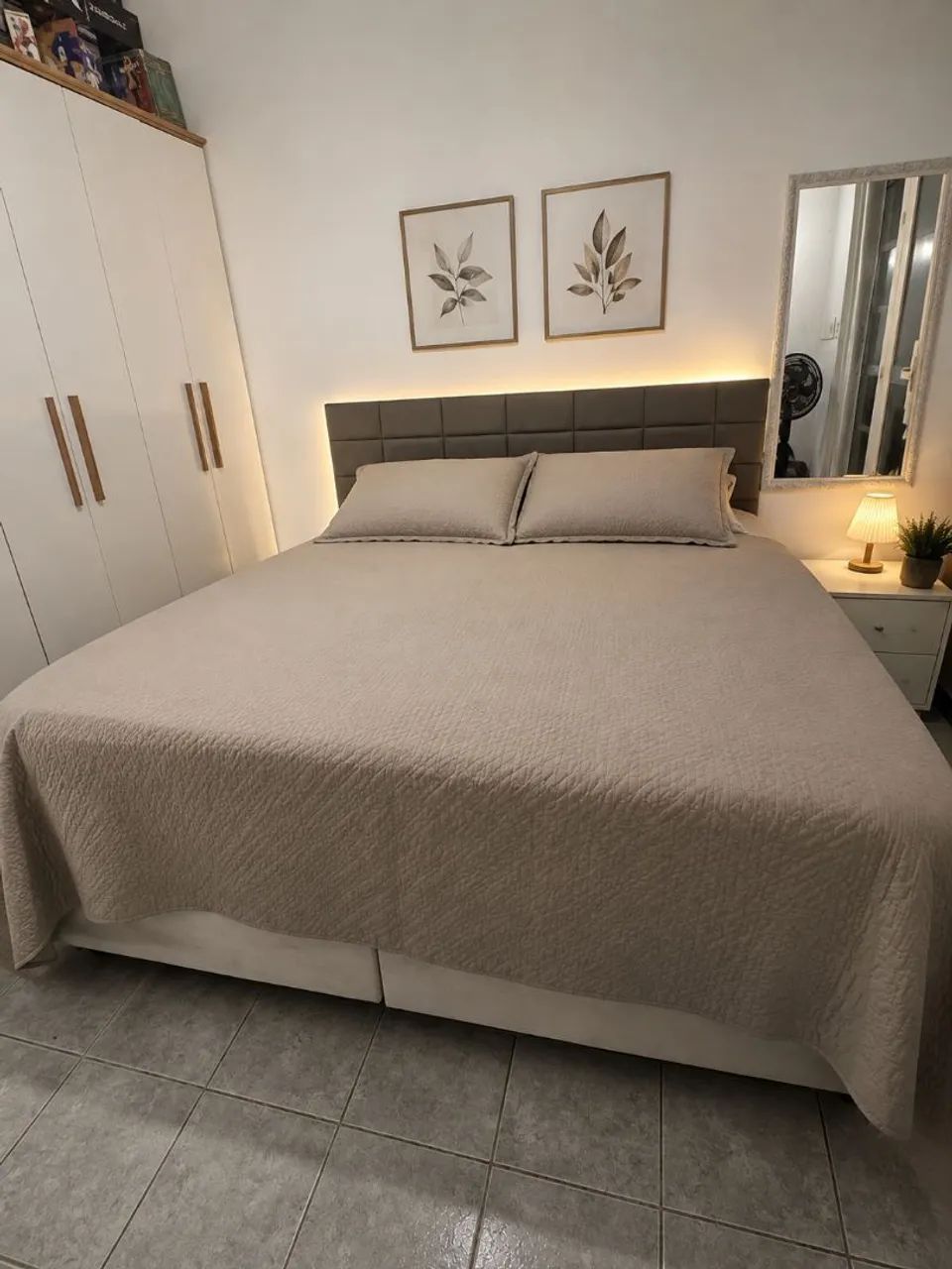 Vende-se cama super king com colchão magnético. 