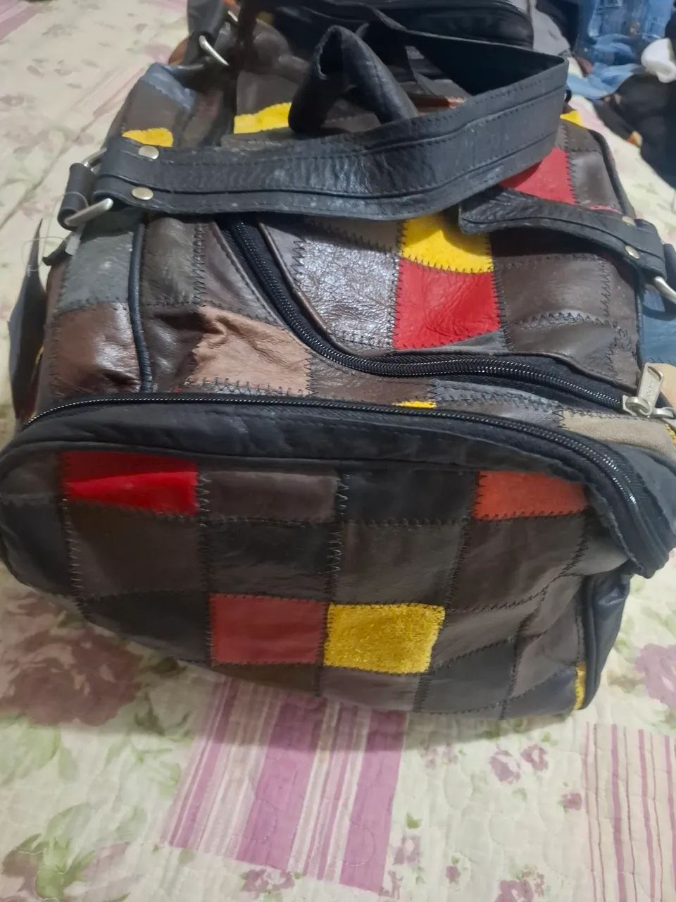 Bolsa em couro quadriculado.  - Foto 2