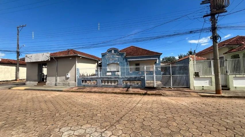 Casa 3 quartos + Terreno 436m² no Centro - Delfinópolis/MG
