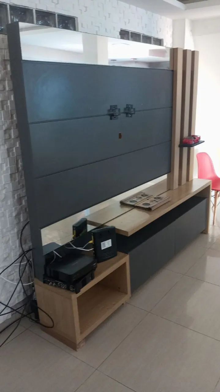 Estante com painel 