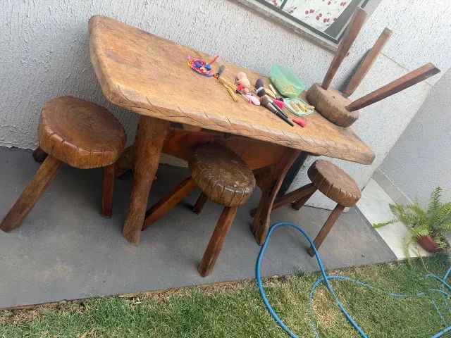 Jogo de cadeiras com mesa de madeira 