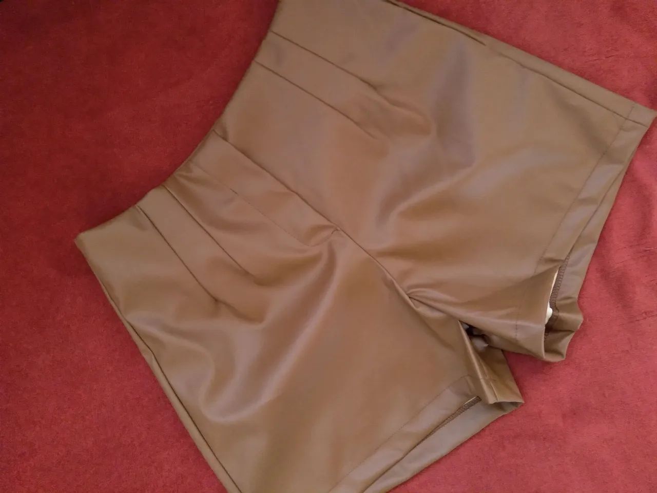 Short couro marrom
