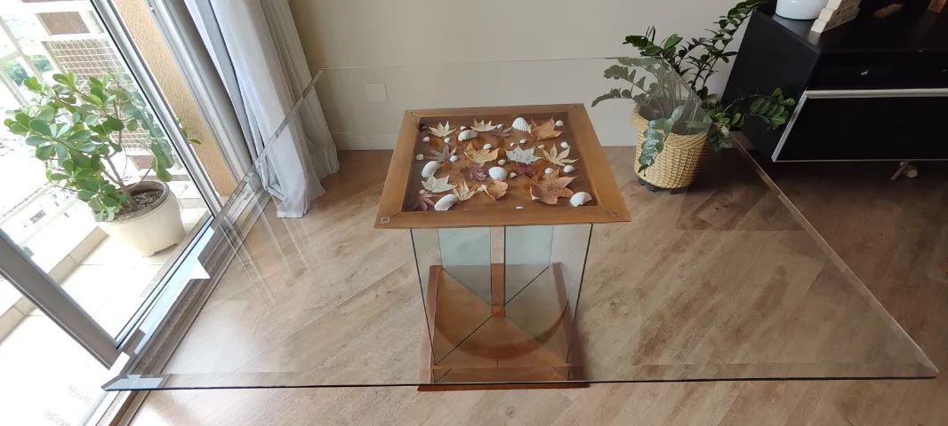 Mesa de vidro com base em madeira 8 Lugares - elegante, moderna e imponente - Foto 3