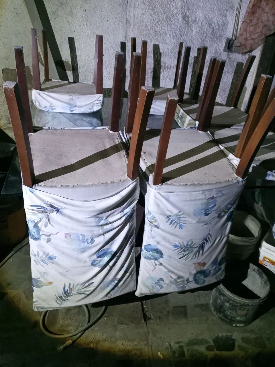 Mesa de Vidro com Base Robusta em Madeira  - Foto 3