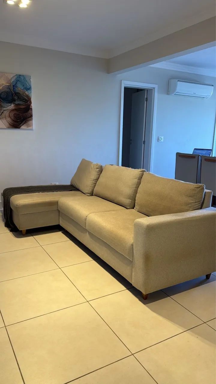 Sofá Meg 3 Lugares Com Chaise E Mesinha Lateral Madeira Mcç - Foto 3