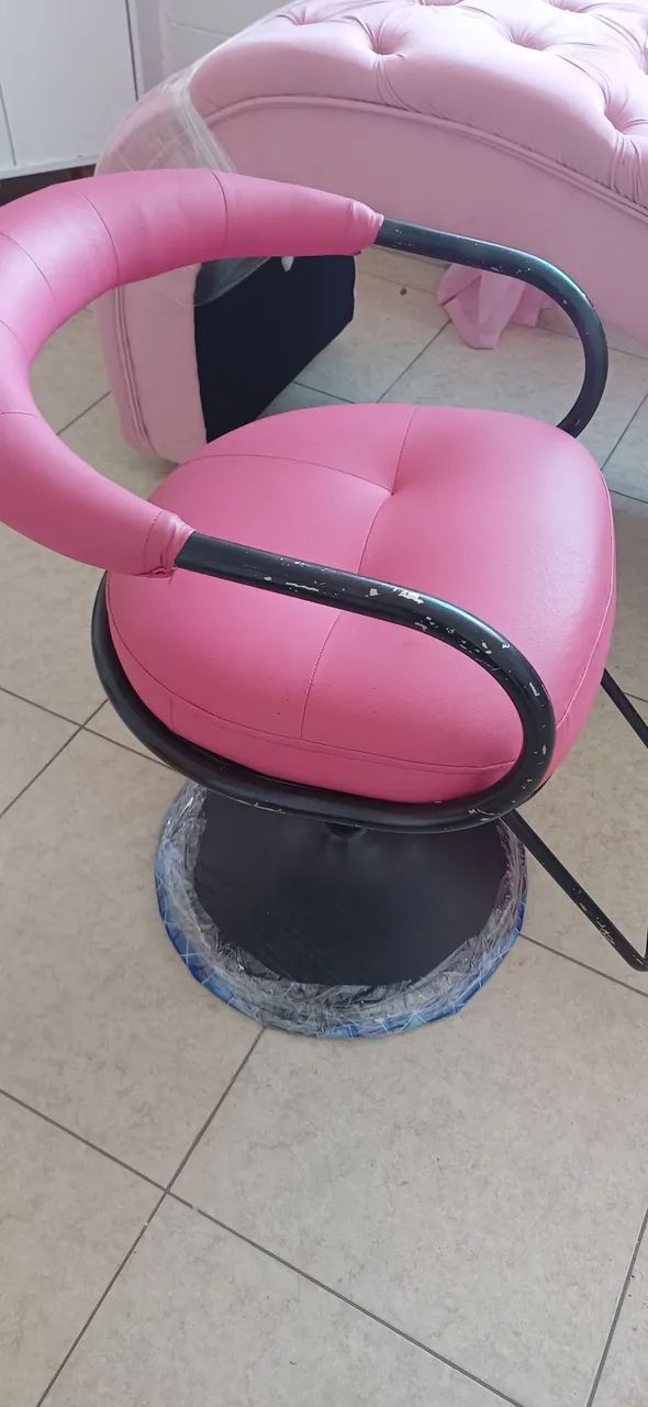 Cadeira cabelereira semi nova cor rosa 