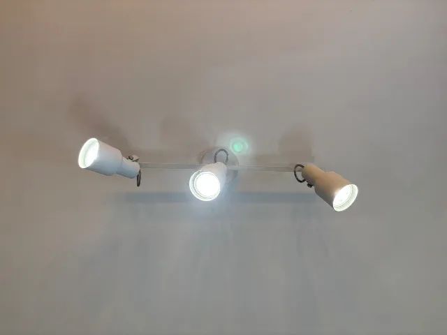 Trilho de iluminação branco com 3 spots direcionáveis.