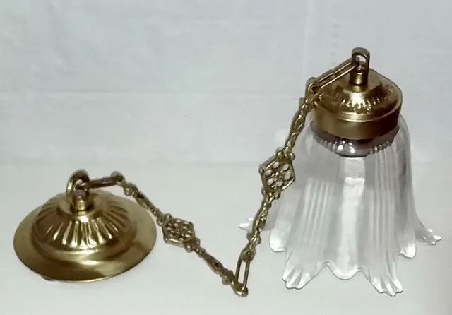 um lustre pendente com tulipa vidro cristal