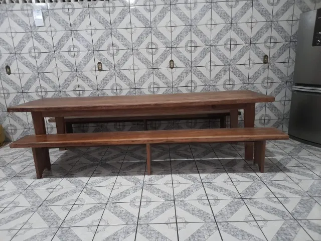 Vendo mesa de madeira maciça com dois bancos. Super conservada.