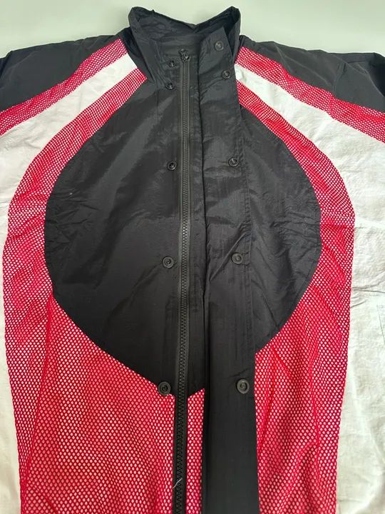 Jaqueta Corteiz Vertigo Shuku - Black|Red  - Foto 4