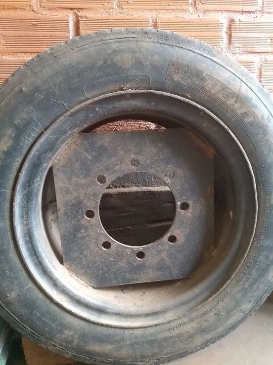 Vende-se 1 pneu usado, com roda, para implementos agrícola ou industrial 