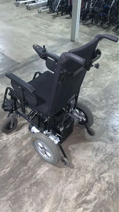 Cadeira de rodas motorizada Ortobras c apoio cabeça  - Foto 4