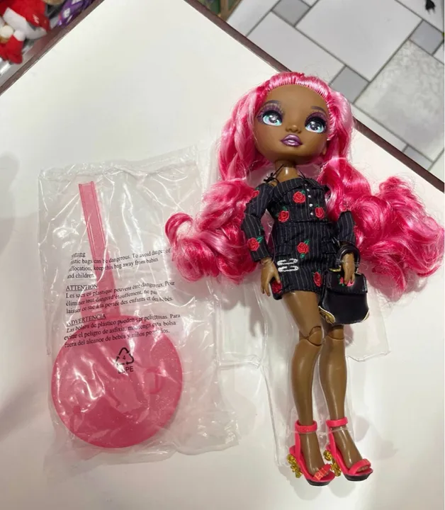 Boneca rainbow high daria roselyn