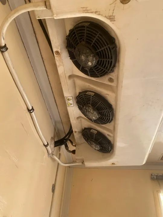 Vendo  Acello 915c 2011 com baú frigorífico canelado  - Foto 5