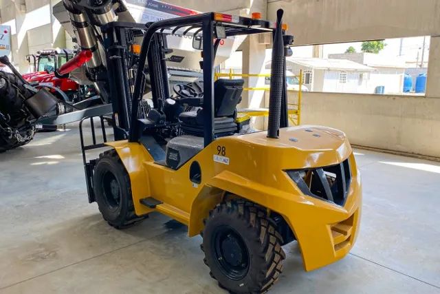 Empilhadeira 4x4 TEU Sem Cabine 3,5T Triplo Estágio