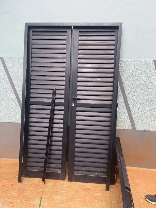 Porta de alumínio duas folhas preta +cabeceira - Foto 3