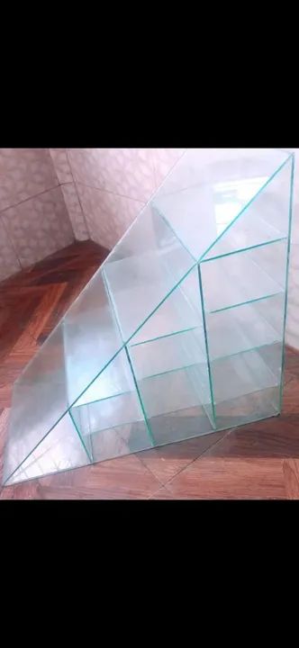 Expositor de vidro triangular para loja