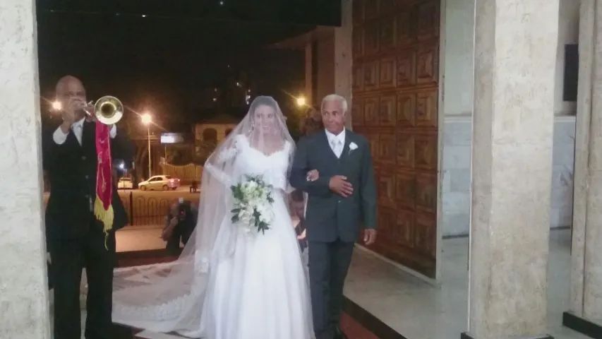 Vestido de Noiva (acompanha mantilha rendada longa e cauda)
