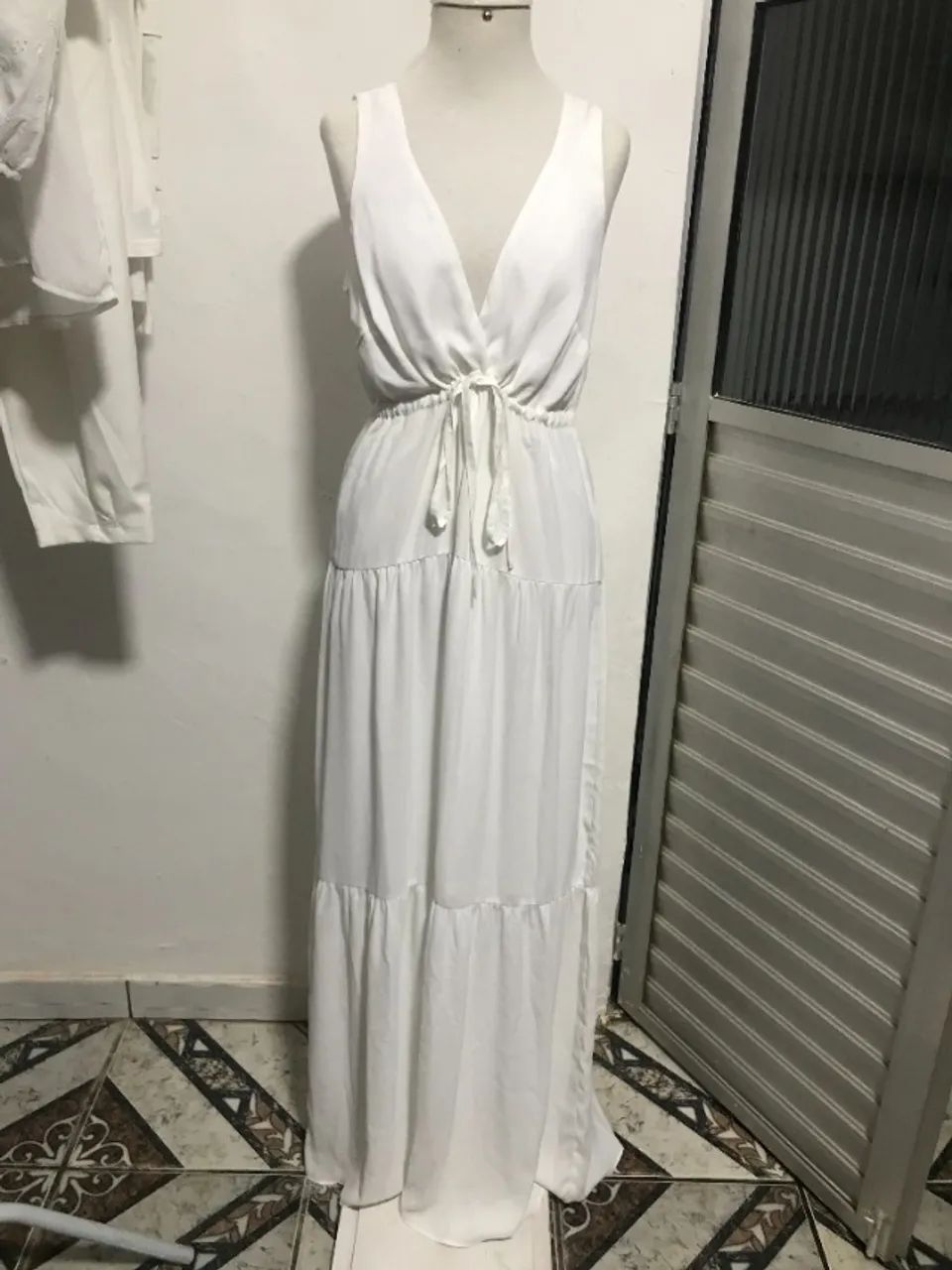Vestido Longo Branco com Decote V e Saia em Camadas