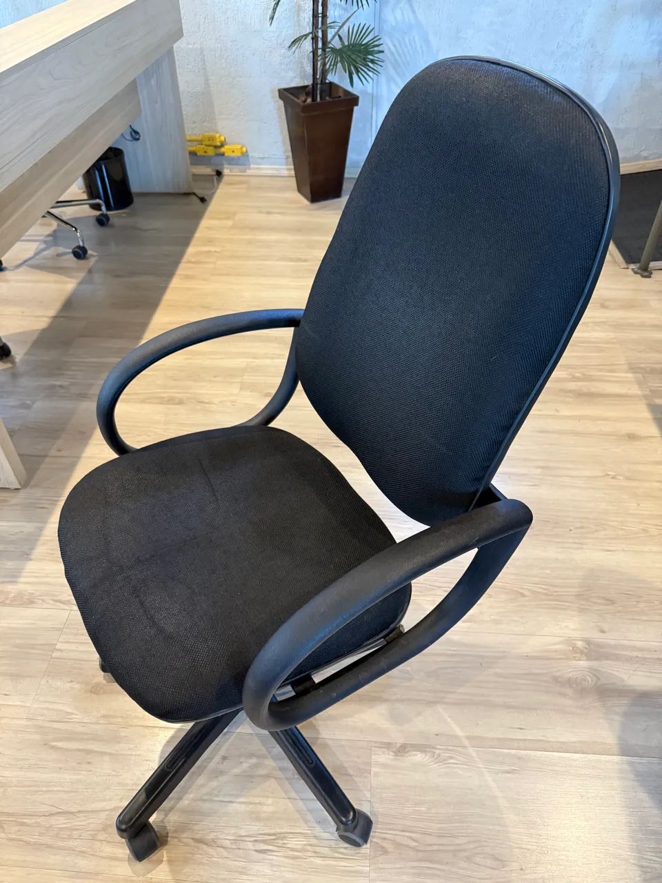 Cadeira executiva com rodas e braços