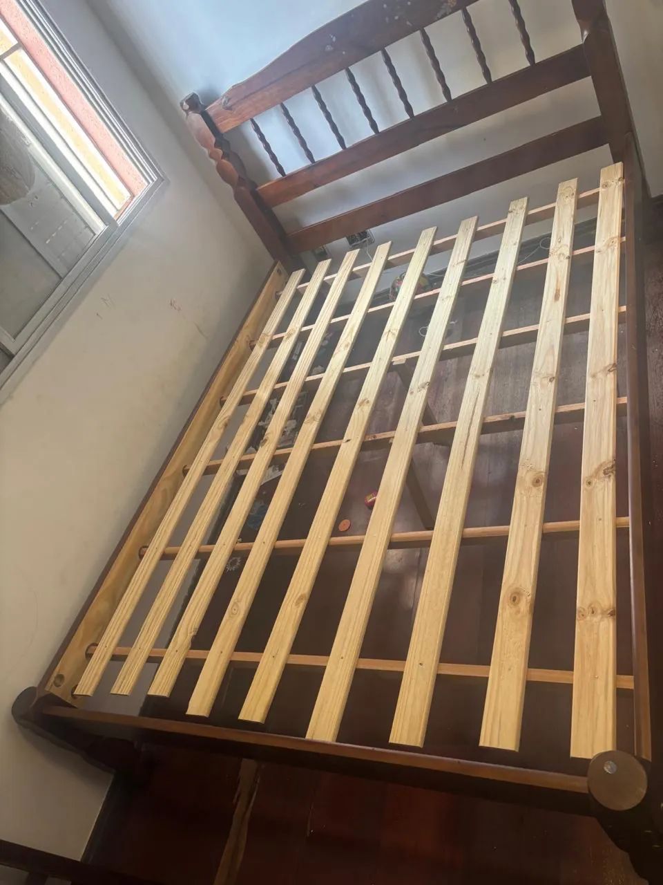 Vendo cama de casal de madeira maciça  - Foto 2