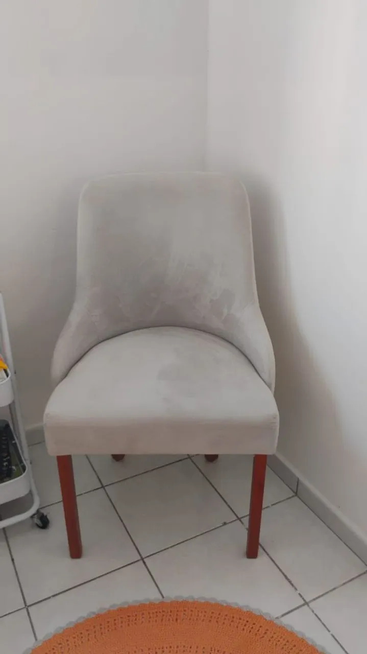 Poltrona Elegante Cinza com Pés de Madeira