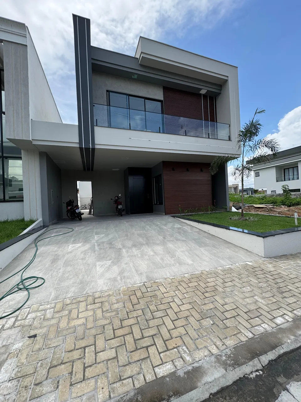 Casa Duplex no Condomínio Estoril 03 Suítes com Closet e Varanda Churrasqueira e Piscina