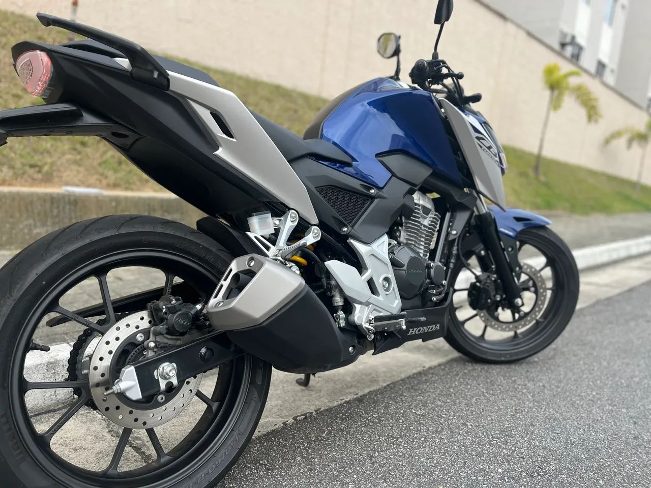 Cb f 300 Twister 2026 com apenas 1.700 km garantia de fábrica  - Foto 2