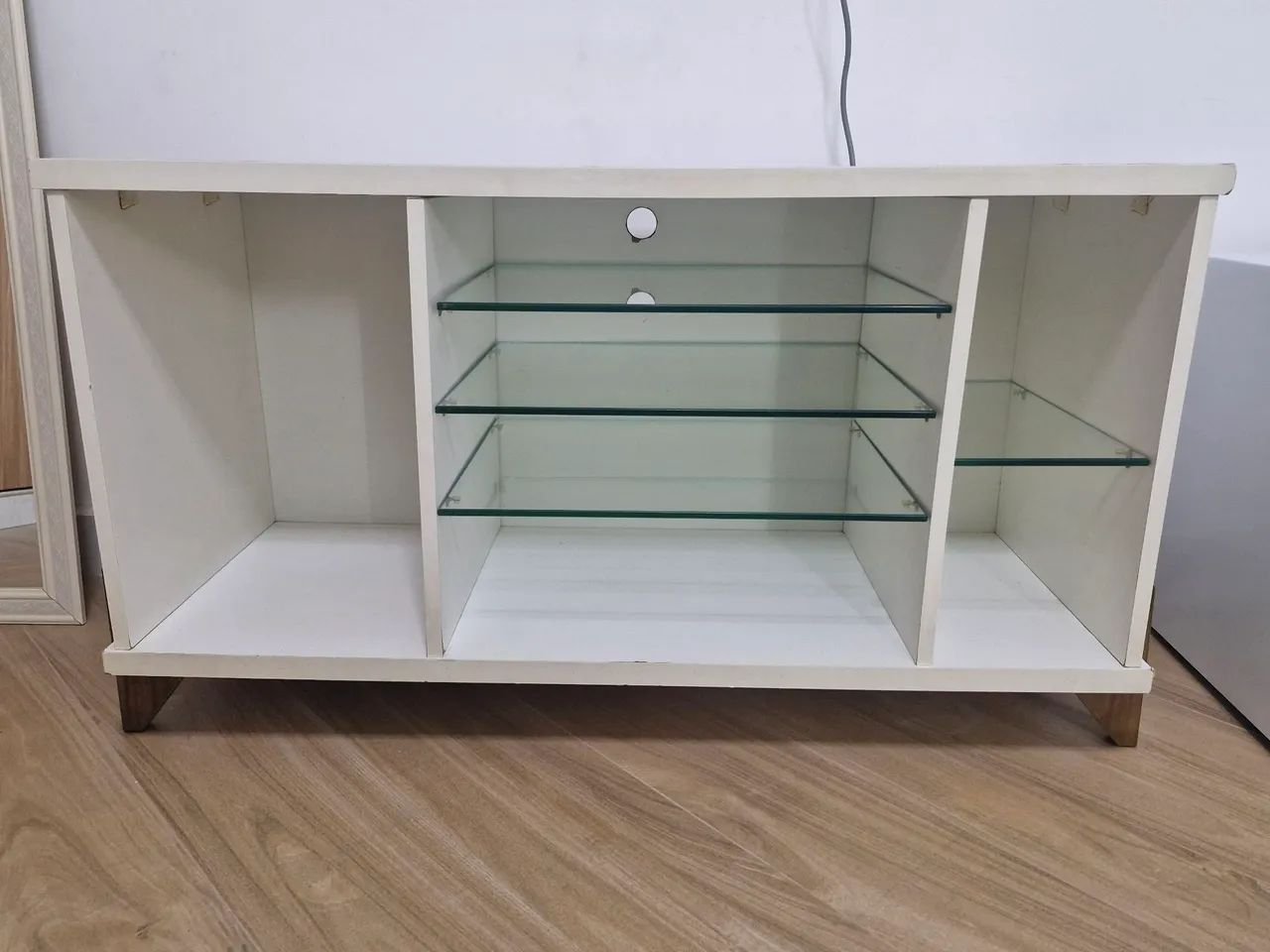 Rack de TV Branco com Prateleiras de Vidro