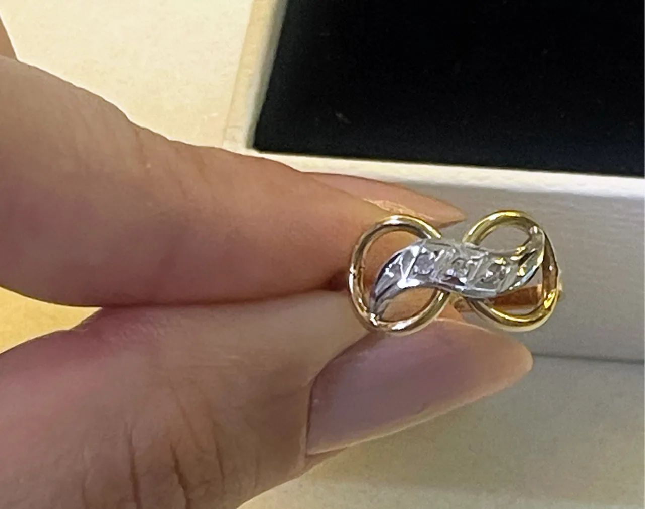 Anel ouro 18k com detalhes em ouro branco e brilhantes  - Foto 2