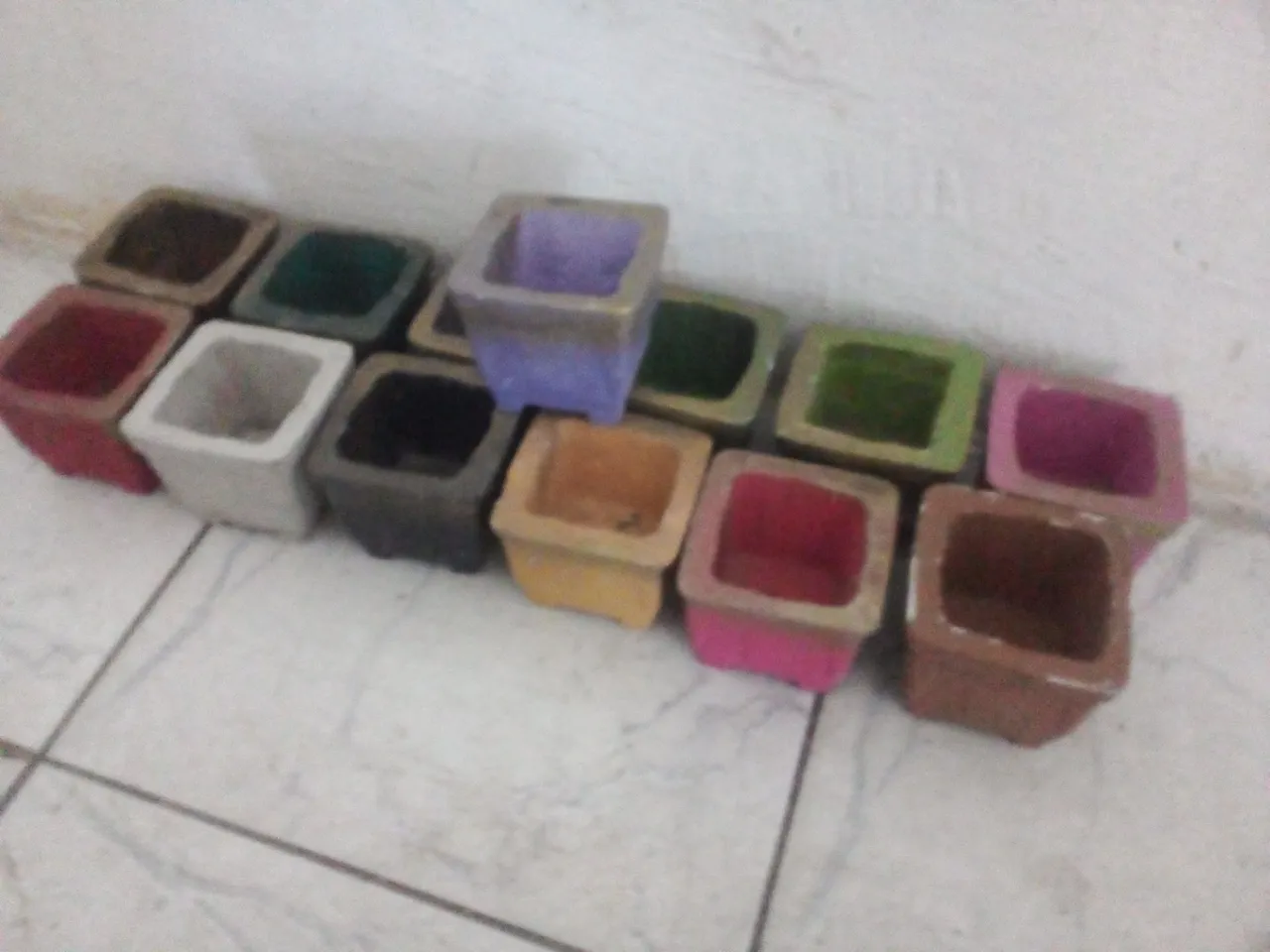 Vasos de cerâmica coloridos