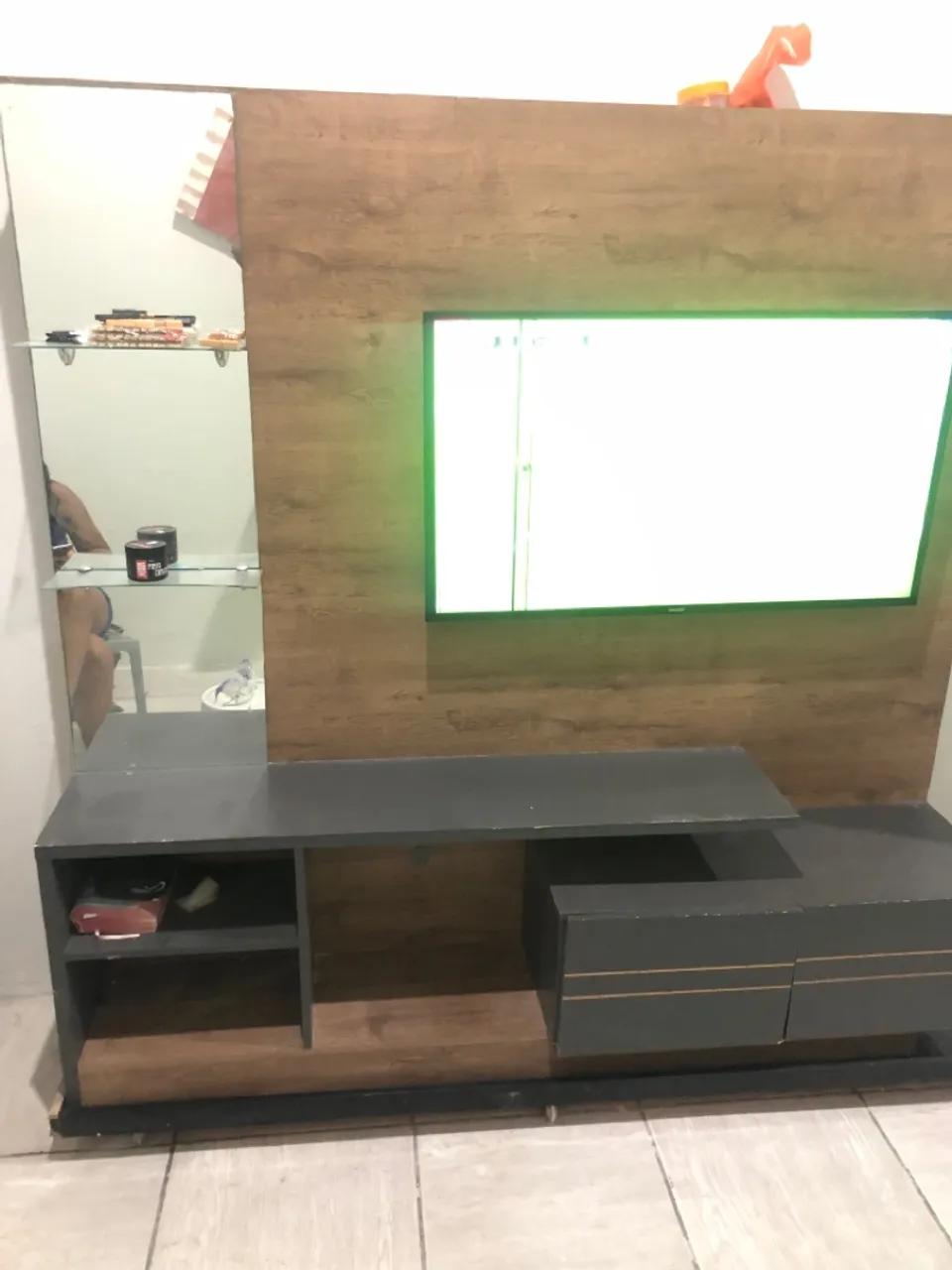 Painel de TV com rack em madeira e espelho