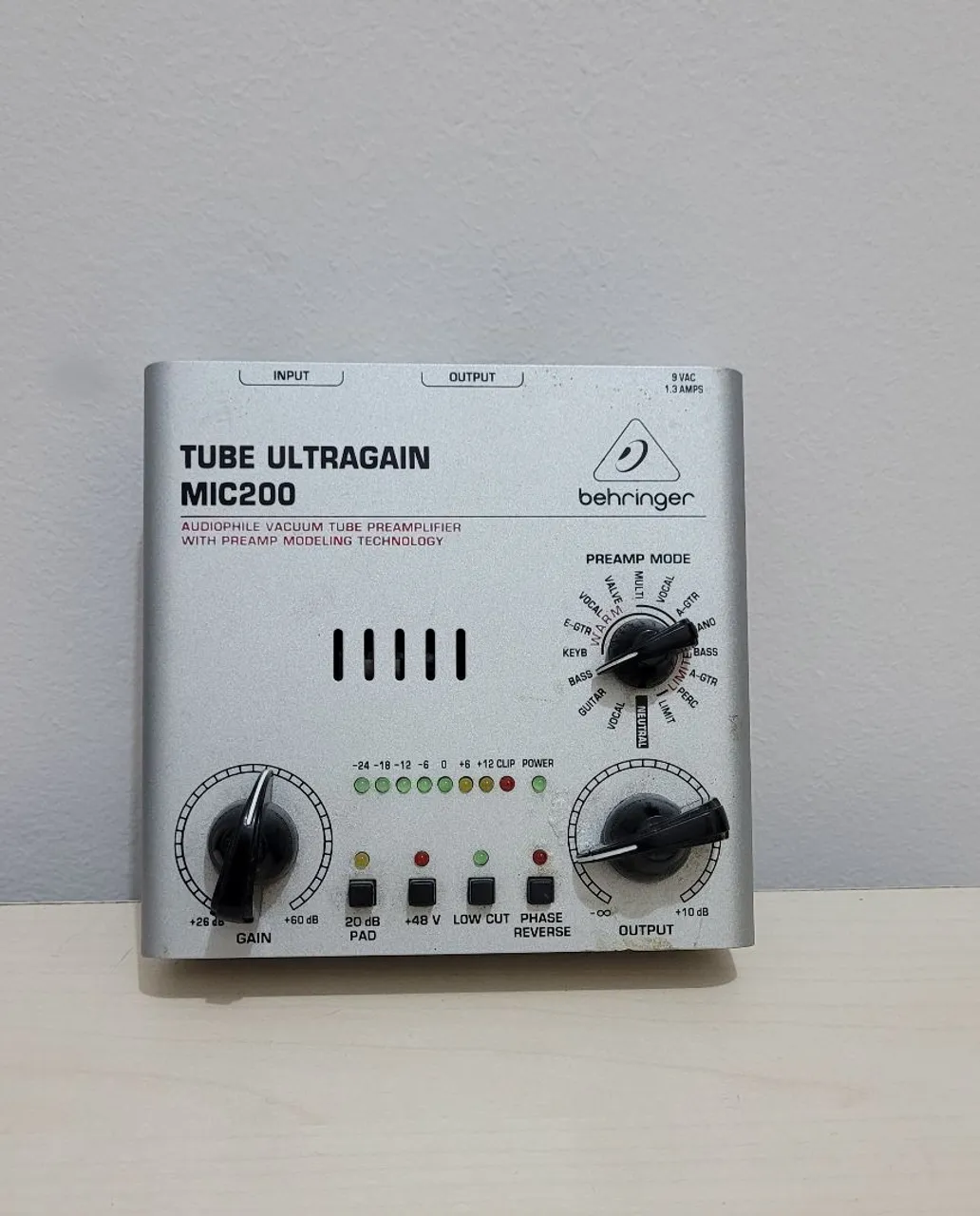 Behringer MIC200 Tube Ultragain - Pré-amplificador de áudio