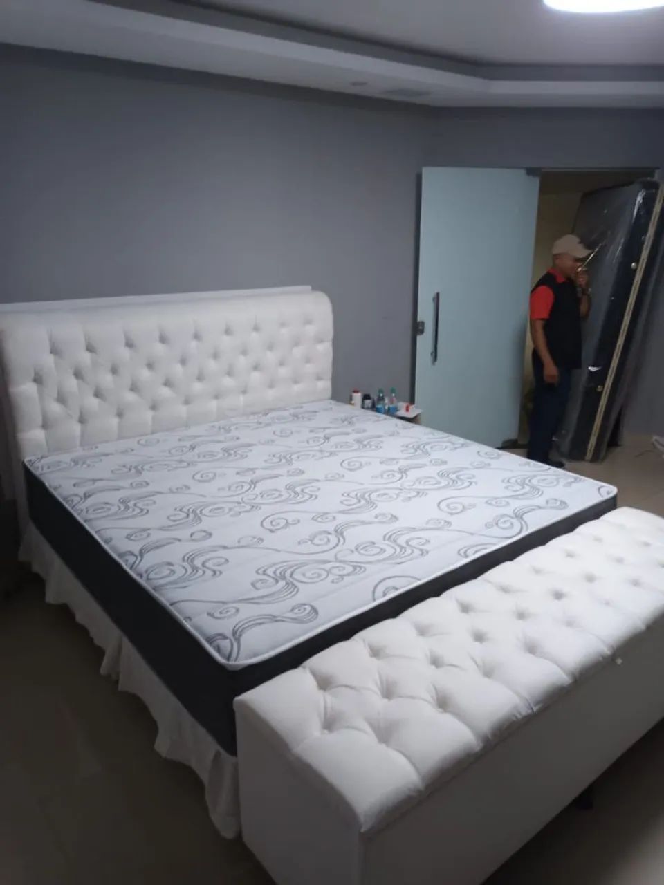 Cama queen size completa com cabeceira colchão molas ensacada baú recamier e base - Foto 2