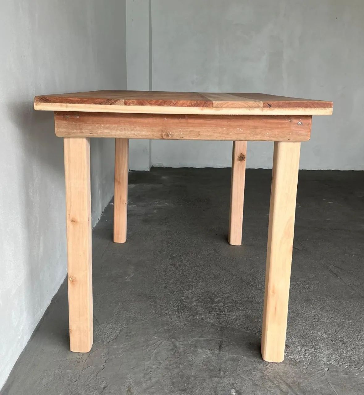 Mesa de jantar + 4 cadeiras todas em madeira - Foto 2