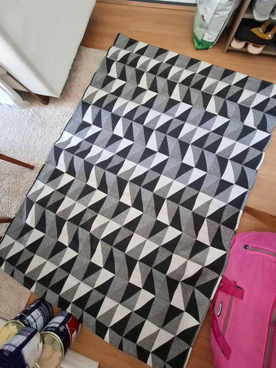Tapete geométrico preto e branco