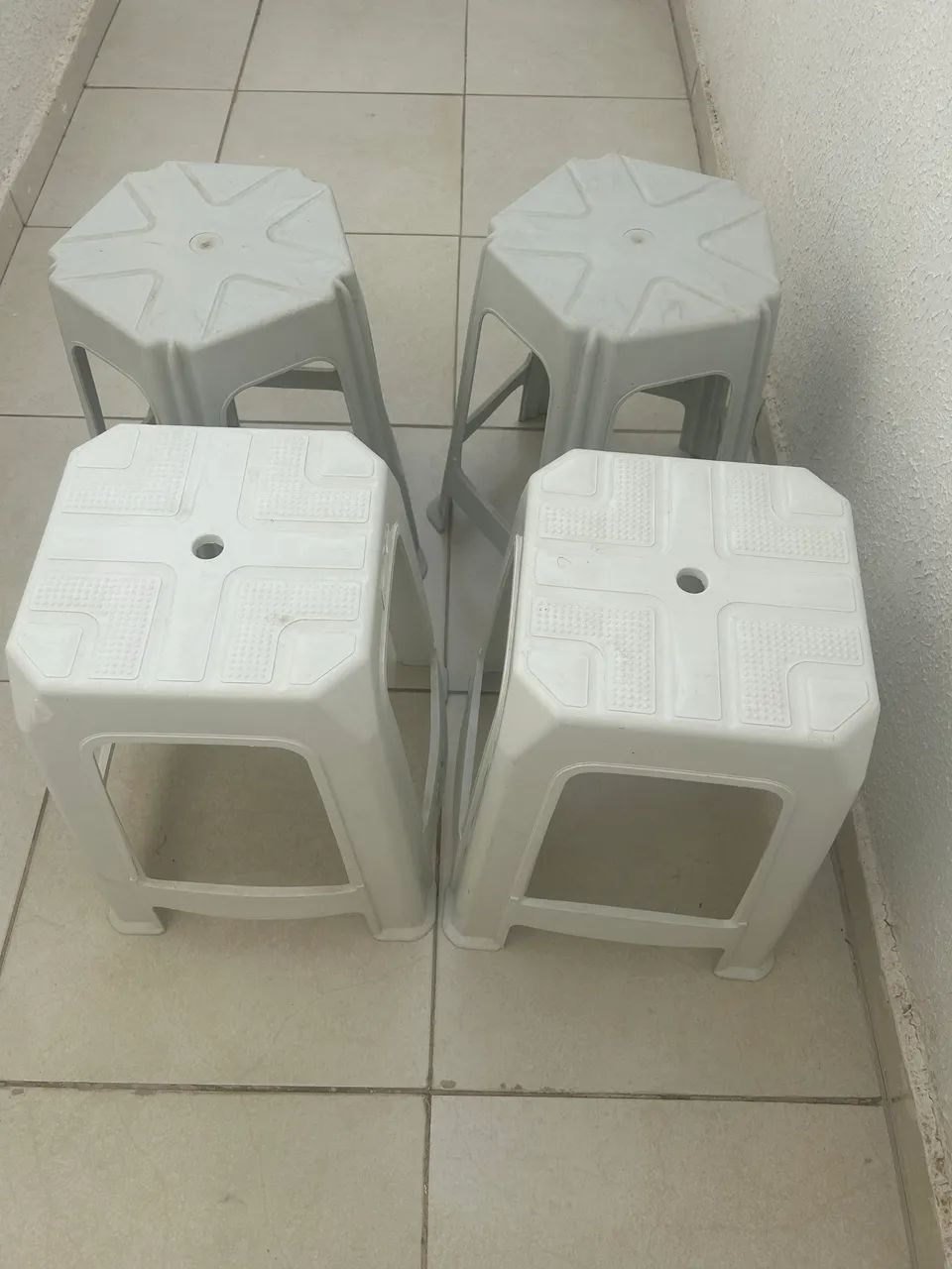 Conjunto de bancos de plástico 