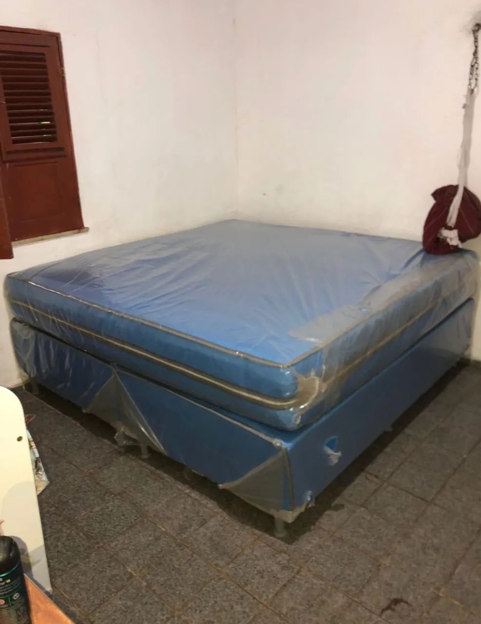 Cama quen disponível com base 
