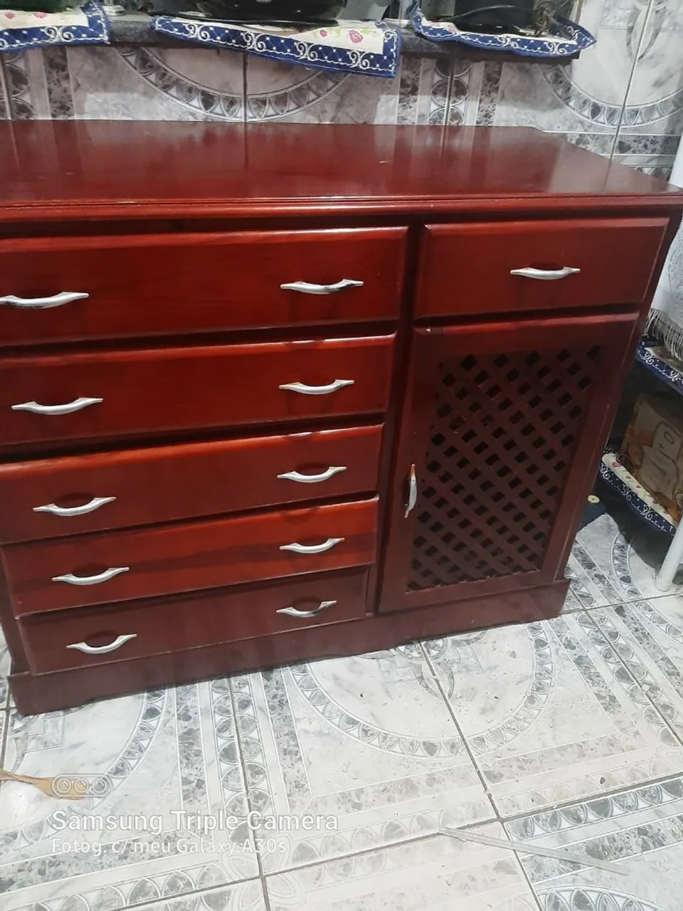 Cômoda de madeira com gavetas e porta