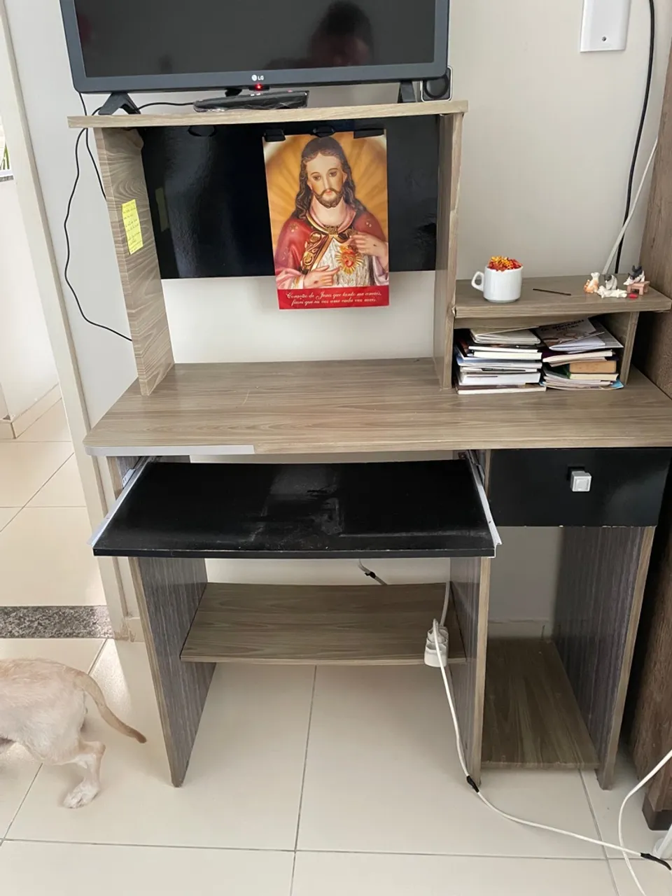 Escrivaninha com prateleiras e gaveta