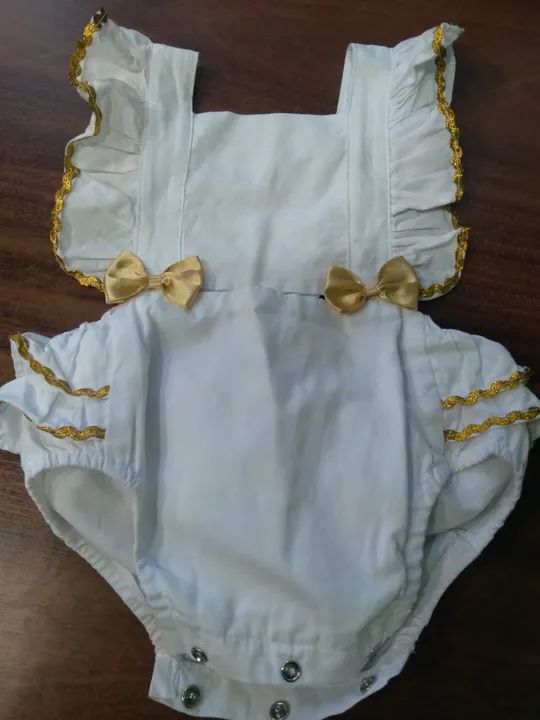 4 vestidos de bebê semi novos tamanhos 6 a 9 meses e tamanho G - Foto 3